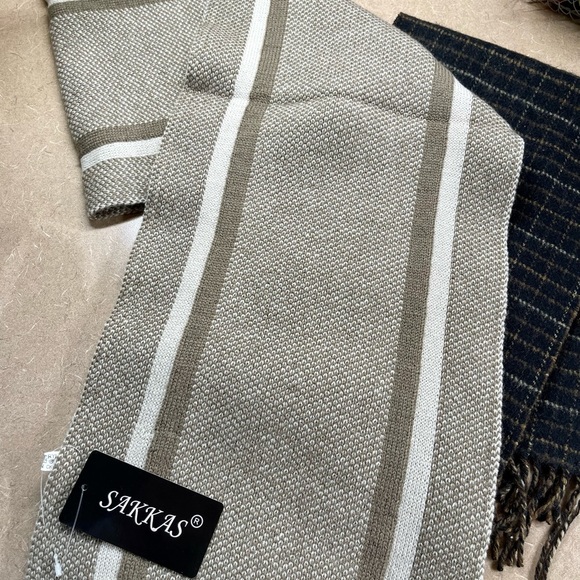 CHAPS & SAKKAS, NWT, WINTER SCARVES. - Picture 8 of 9